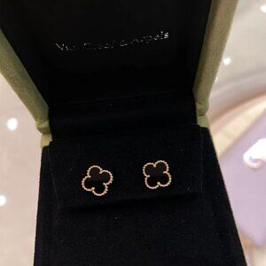 💎Authentic 💎Van Cleef & Arpels 18K gold and onyx earrings💎